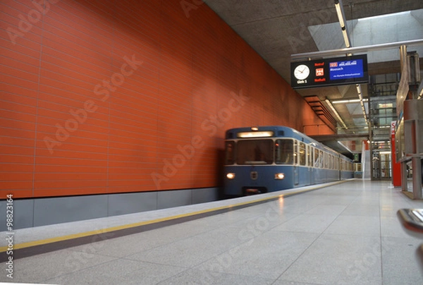 Obraz Поезд метро прибывает на станцию мюнхенского метрополитена (Мюнхен, Германия) 