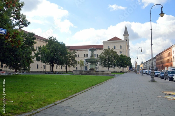 Obraz Фонтан напротив здания Мюнхенского университета им. Людвига Максимилиана на Professor-Huber-Platz (Германия) 