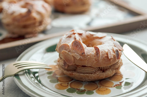 Fototapeta フランス菓子　パリ・ブレスト　レトロな皿とタイルトレイ