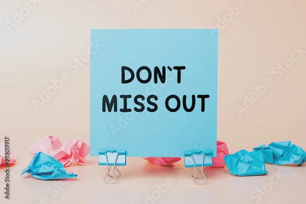 Fototapeta "Don't Miss Out" Written on a Sticky Note. Ideal for Marketing Promotions, Sales Campaigns, and Urgency Messaging. Blue Note on a Neutral Background