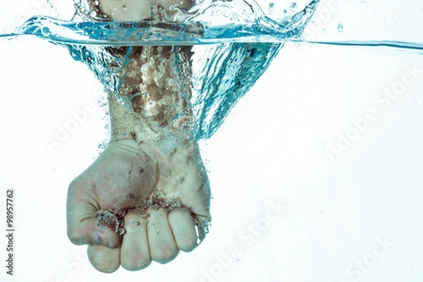 Fototapeta Männliche Hand ins Wasser splash