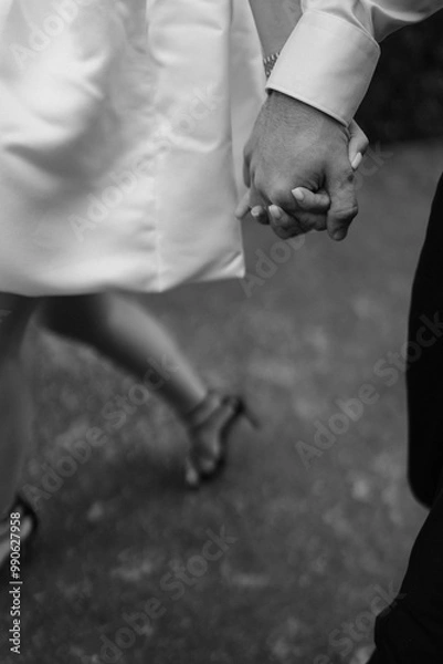 Obraz couple holding hands