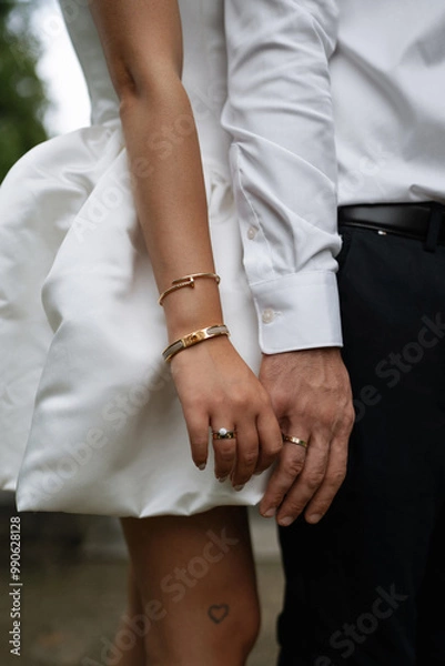 Obraz bride and groom hands