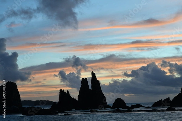 Obraz 橋杭岩の夜明けと雲の切れ間の美しい海岸