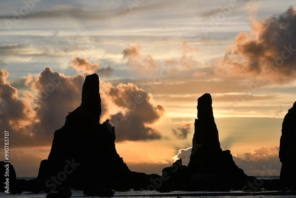 Obraz 橋杭岩の夜明けと雲の切れ間の美しい海岸