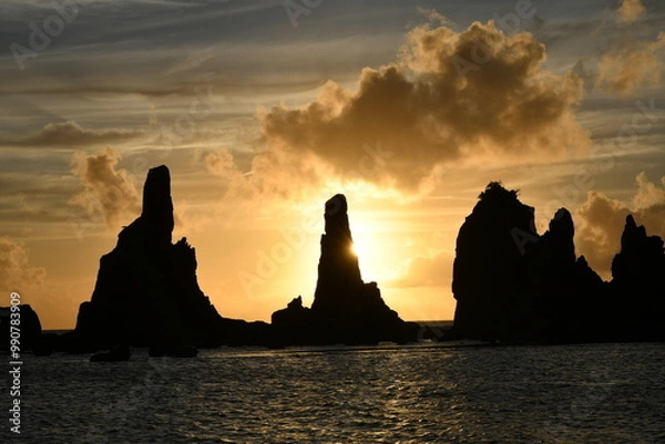 Obraz 橋杭岩の夜明けと雲の切れ間の美しい海岸