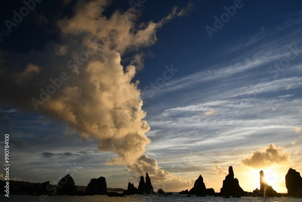 Obraz 橋杭岩の夜明けと雲の切れ間の美しい海岸