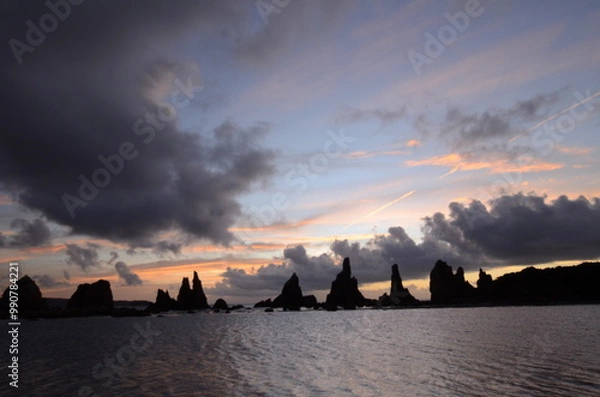Obraz 橋杭岩の夜明けと雲の切れ間の美しい海岸