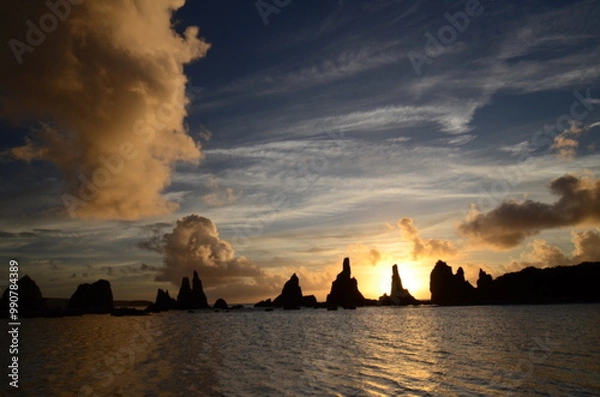 Obraz 橋杭岩の夜明けと雲の切れ間の美しい海岸