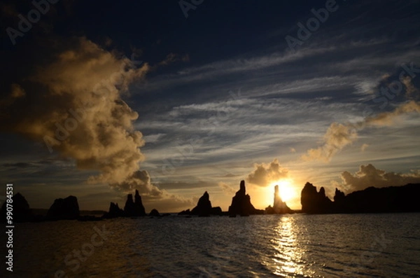 Obraz 橋杭岩の夜明けと雲の切れ間の美しい海岸