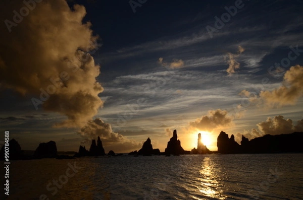 Obraz 橋杭岩の夜明けと雲の切れ間の美しい海岸