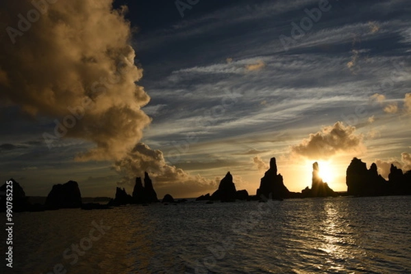Obraz 橋杭岩の夜明けと雲の切れ間の美しい海岸