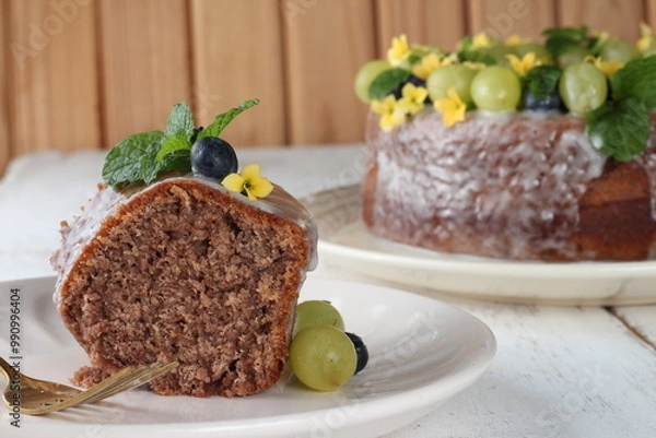 Fototapeta Bolo inteiro e fatiado decorado  e recheado