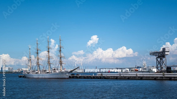 Obraz 夏青空の横浜港に入港した海王丸II世と横浜ハンマーヘッド