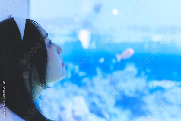Obraz 水族館の水槽を眺める女性
