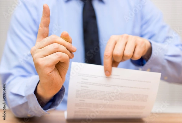 Obraz menedżer jest zły na kolegę z powodu słabej dokumentacji i wyzwania