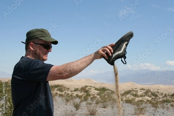 Fototapeta Sand im Schuh, Death Valley (Kalifornien) - USA