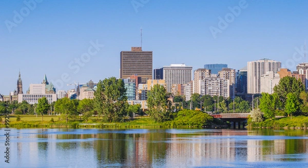 Fototapeta Rzeka Ottawa i panoramę stolicy wzdłuż parku - późne wiosenne popołudnie - zbliża się wczesny wieczór. Wysokie budynki, apartamenty i mieszkania własnościowe tworzą panoramę miasta Ottawy.