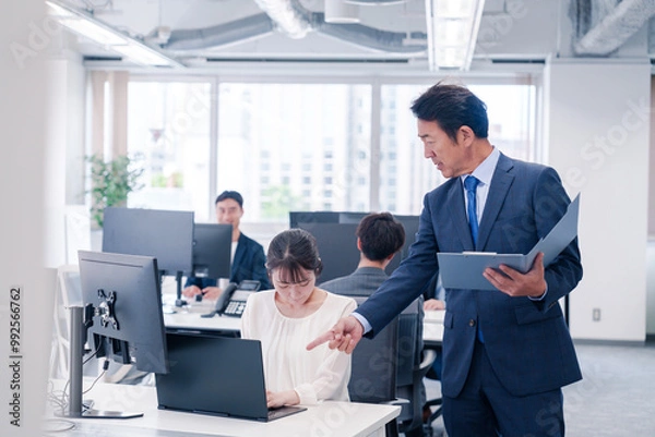 Fototapeta オフィスで上司から叱責をされる若い女性社員