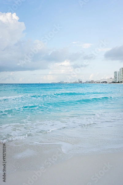 Obraz Vista al Mar con edificios en el fondo Vertical 