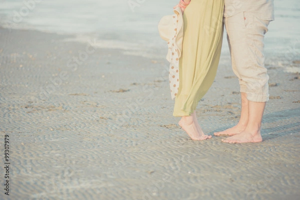 Obraz legs of young hugging couple on tropical beach, reflection photo, mirror shot