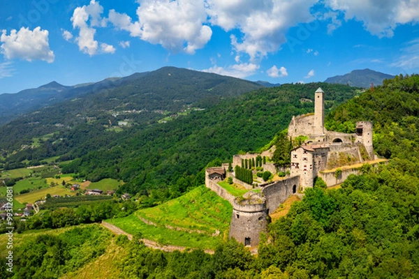 Obraz Włochy, Trydent-Górna Adyga, Borgo Valsugana - średniowieczny stary gotycki zamek ruiny mury baszty wieże w tle góry piękna panorama z wakacji