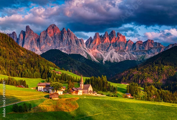 Obraz Włochy, Trydent-Górna Adyga - Santa Maddalena idylliczna panorama górski kościół i Dolomity w tle