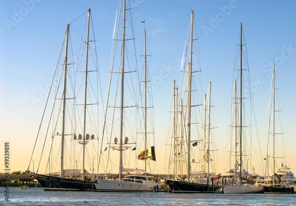 Fototapeta Słońce zachodzi za wysokimi żaglowcami w Newport na Rhode Island. Newport Harbour zaprasza te wyjątkowe żaglowce z całego świata.