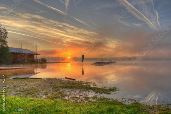 Obraz Sonnenaufgang bei Morgennebel an einem See 