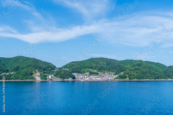 Fototapeta 青い海と緑の山々に囲まれた小さな町