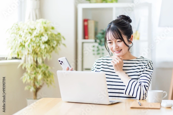 Fototapeta リビングでテレワークをする若い女性。