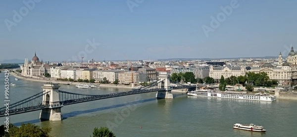 Obraz Budapest city. View at Chain bridge, river Danube and famous building of Parliament.