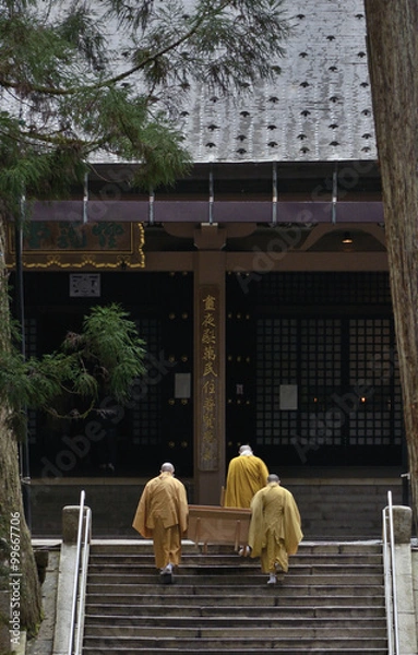 Fototapeta 高野山奥の院です。毎日お大師様のいらっしゃる御廟に食事「生身供（しょうじんぐ）」が届けられます。撮影が許可されている御廟橋手前から撮影いたしました。