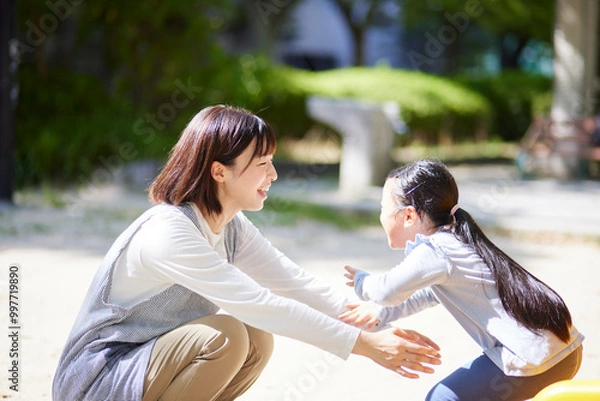 Fototapeta 子供と抱き合う笑顔の保育士の女性