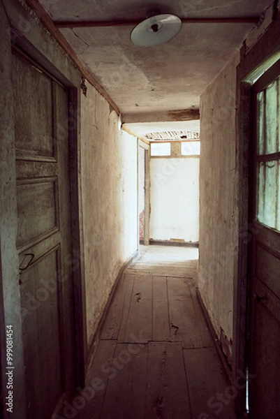 Obraz Chambre abandonnée dans un vieux bâtiment intérieur désuet empreint de nostalgie et mystère