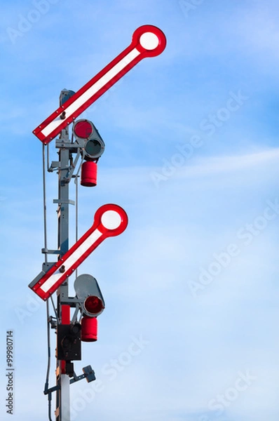 Obraz Sygnał pociągu odlotu pokazuje w akcji Sygnał GO-Ahead / Old Podwójny sygnał kolejowy z epoki lokomotywy parowej