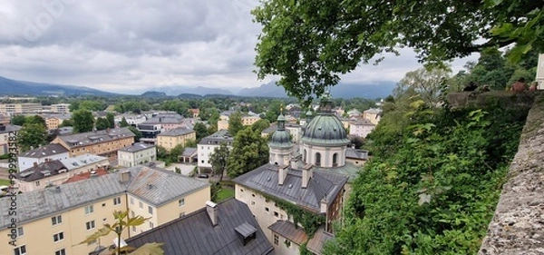 Fototapeta Salzburg is an Austrian city renowned for its baroque architecture, stunning alpine surroundings, and rich cultural heritage. It is the birthplace of the famous composer Wolfgang Amadeus Mozart and ho
