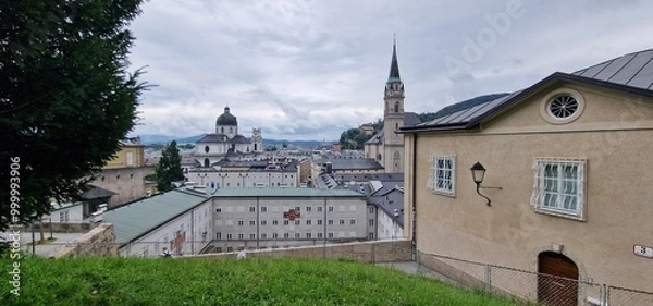 Fototapeta Salzburg is an Austrian city located near the border with Germany, known for its rich cultural heritage and stunning baroque architecture. It is famously the birthplace of composer Wolfgang Amadeus Mo