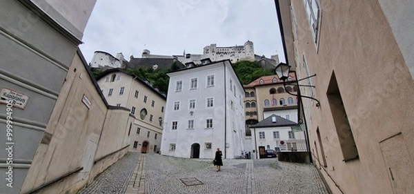 Fototapeta Salzburg is an Austrian city located near the border with Germany, known for its rich cultural heritage and stunning baroque architecture. It is famously the birthplace of composer Wolfgang Amadeus Mo