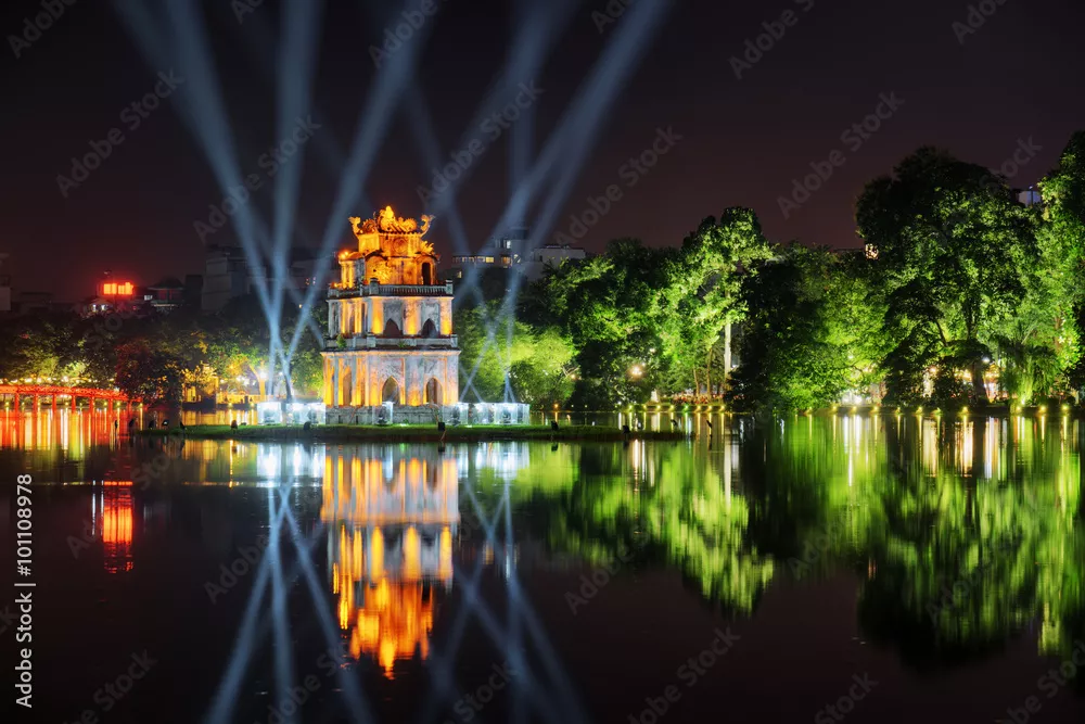 Fototapeta Nocny widok na Wieżę Żółwi wśród niebieskich promieni świetlnych. Hanoi