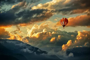 Fototapeta Balon na ogrzane powietrze w chmurach burzowych