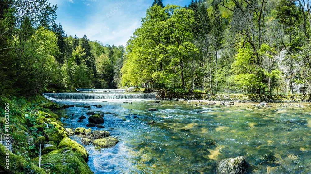 Fototapeta Areuse, rzeka w Jury Neuchâtel, Szwajcaria, panorama