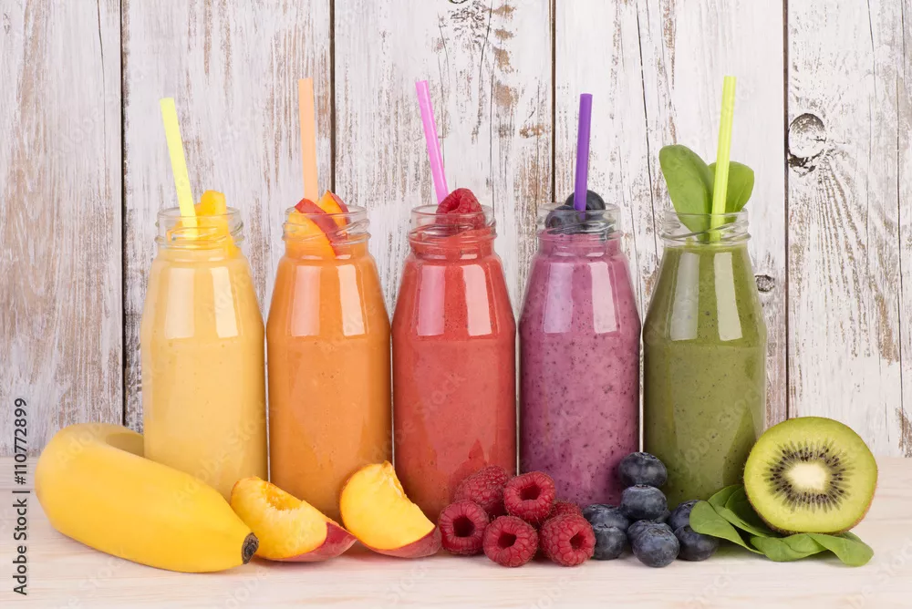 Fototapeta Odmiana koktajli owocowych w kolorach tęczy