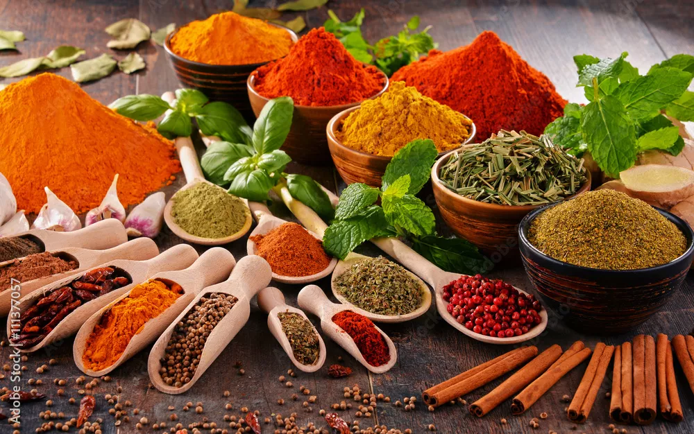 Fototapeta Różnorodność przypraw na stole kuchennym