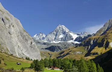 Fototapeta Grossglockner, najwyższa góra Austrii i najwyższa góra Alp, widziana od południa. Austria, dolina Kodnitzbach, wrzesień. 2015