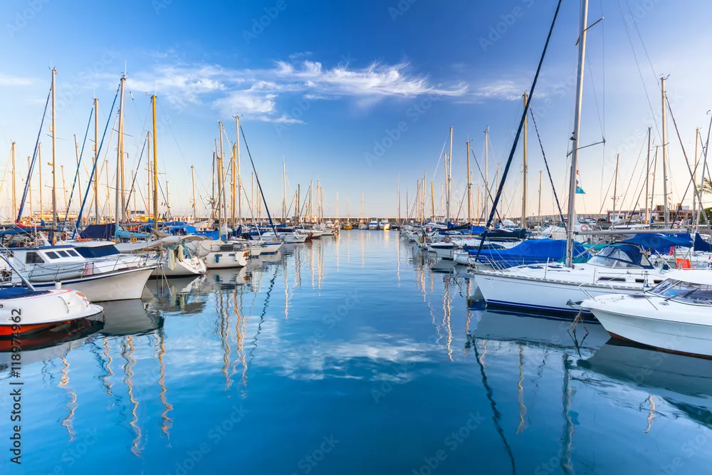 Fototapeta Marina z jachtami w Puerto de Mogan, małym porcie rybackim na Gran Canarii w Hiszpanii.