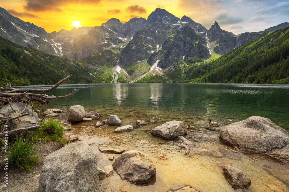 Fototapeta Eye of the Sea Lake w górach Tatra o zachodzie słońca w Polsce