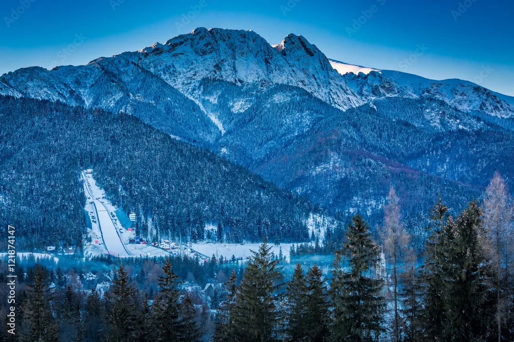 Fototapeta Szczyt Giewontu o świcie w Zakopanem w zimie, Tatry, Polska