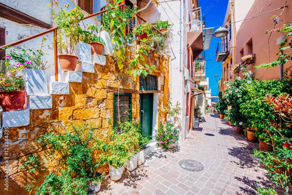 Obraz Malownicza śródziemnomorska ulica ze schodami i doniczkami, Chania, Kreta, Grecja