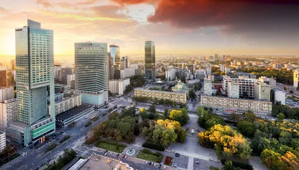 Fototapeta Warszawa miasto z nowoczesnym wieżowcem o zachodzie słońca, Polska
